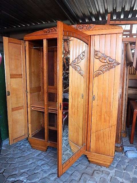A LARGE OAK ART DECO 3 DOOR WARDROBE CIRCA 1930