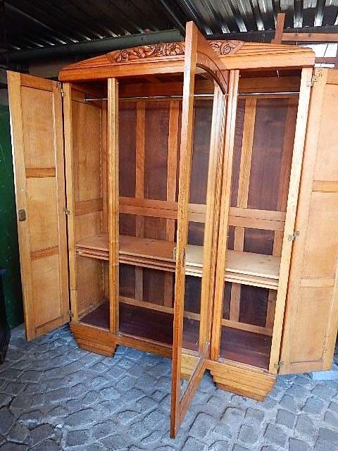 A LARGE OAK ART DECO 3 DOOR WARDROBE CIRCA 1930