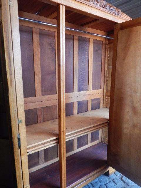 A LARGE OAK ART DECO 3 DOOR WARDROBE CIRCA 1930