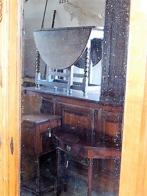 A LARGE OAK ART DECO 3 DOOR WARDROBE CIRCA 1930