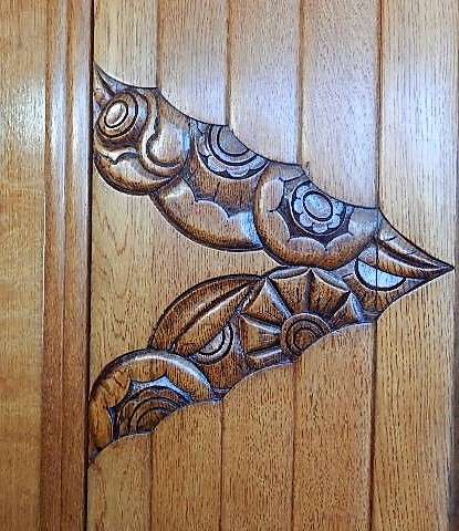A LARGE OAK ART DECO 3 DOOR WARDROBE CIRCA 1930