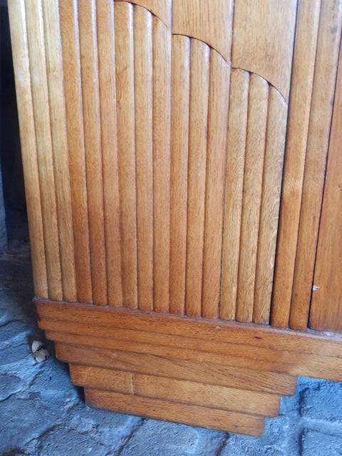 A LARGE OAK ART DECO 3 DOOR WARDROBE CIRCA 1930