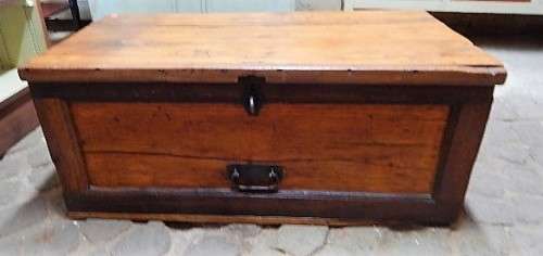 A STUNNING ORIGINAL YELLOW WOOD AFRIKANA KIST STINKHOUT BOEKENHOUT DETAILING AND ORIGINAL HINGES