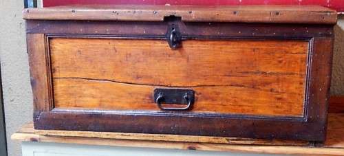 A STUNNING ORIGINAL YELLOW WOOD AFRIKANA KIST STINKHOUT BOEKENHOUT DETAILING AND ORIGINAL HINGES