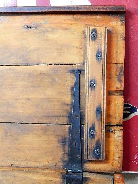 A STUNNING ORIGINAL YELLOW WOOD AFRIKANA KIST STINKHOUT BOEKENHOUT DETAILING AND ORIGINAL HINGES
