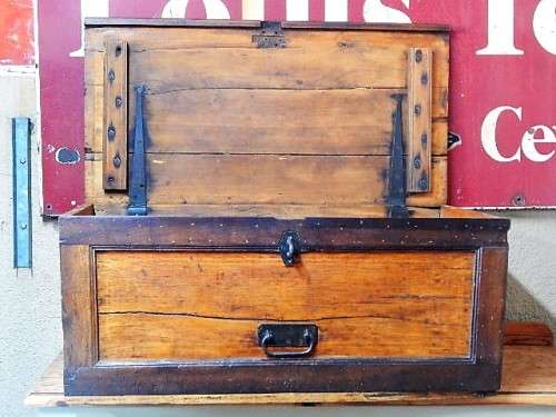 A STUNNING ORIGINAL YELLOW WOOD AFRIKANA KIST STINKHOUT BOEKENHOUT DETAILING AND ORIGINAL HINGES