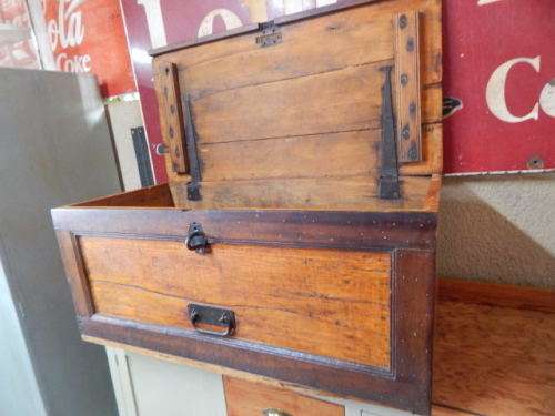 A STUNNING ORIGINAL YELLOW WOOD AFRIKANA KIST STINKHOUT BOEKENHOUT DETAILING AND ORIGINAL HINGES