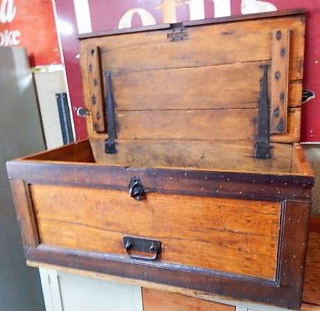 A STUNNING ORIGINAL YELLOW WOOD AFRIKANA KIST STINKHOUT BOEKENHOUT DETAILING AND ORIGINAL HINGES