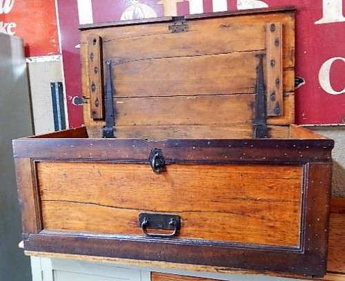A STUNNING ORIGINAL YELLOW WOOD AFRIKANA KIST STINKHOUT BOEKENHOUT DETAILING AND ORIGINAL HINGES