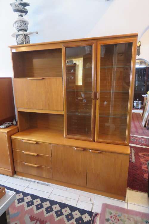 A MID CENTURY RETRO WALL UNIT WITH DRINKS CABINET AND DISPLAY SECTION IN TEAK