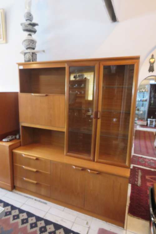 A MID CENTURY RETRO WALL UNIT WITH DRINKS CABINET AND DISPLAY SECTION IN TEAK