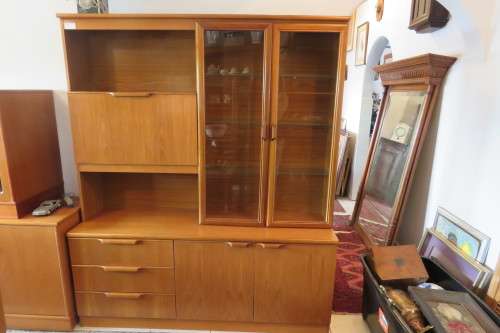 A MID CENTURY RETRO WALL UNIT WITH DRINKS CABINET AND DISPLAY SECTION IN TEAK