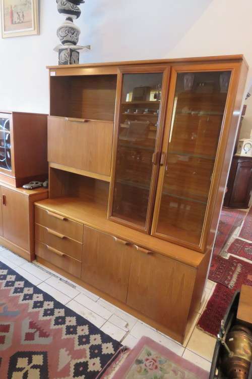 A MID CENTURY RETRO WALL UNIT WITH DRINKS CABINET AND DISPLAY SECTION IN TEAK