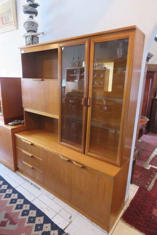 A MID CENTURY RETRO WALL UNIT WITH DRINKS CABINET AND DISPLAY SECTION IN TEAK
