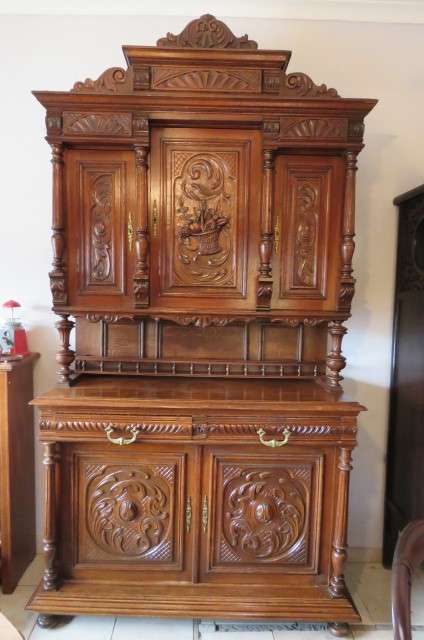 A STUNNING LARGE CARVED BUFFET
