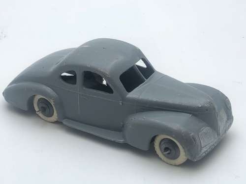VINTAGE DINKY TOYS STUDEBAKERCAR REPAINTED