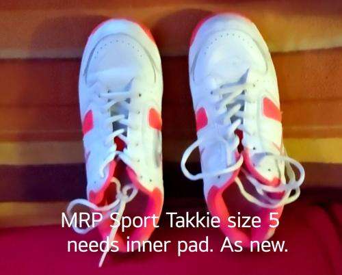 Ladies takkies for sale. 5 pairs. See pics
