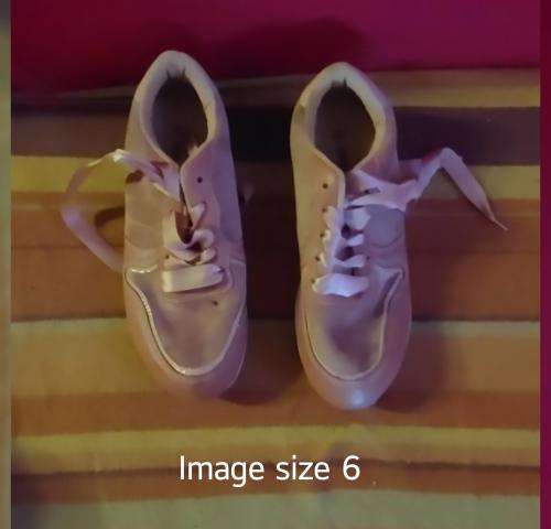 Ladies takkies for sale. 5 pairs. See pics