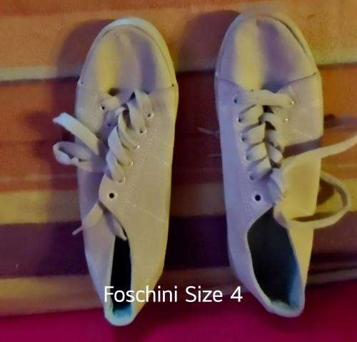 Ladies takkies for sale. 5 pairs. See pics