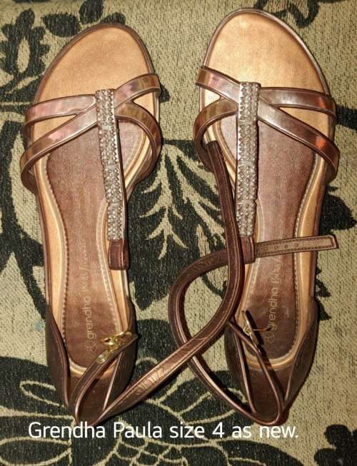 Ladies shoes for sale 6 pairs.