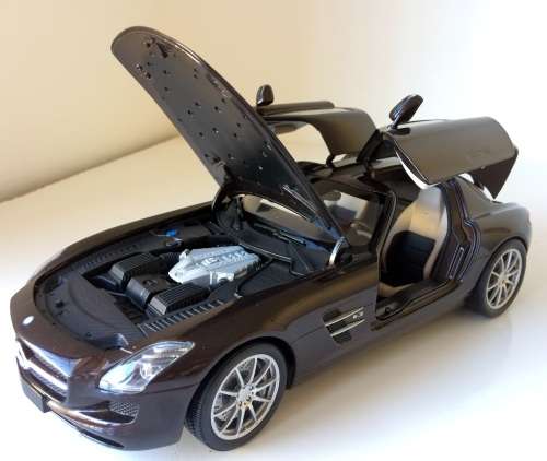 Minichamp Merceds Benz SLS AMG 2010 1:18 BOXED