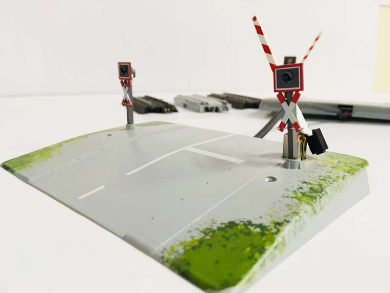 Märklin 74923 Fully Automatic Level Crossing with half-barriers - NEW