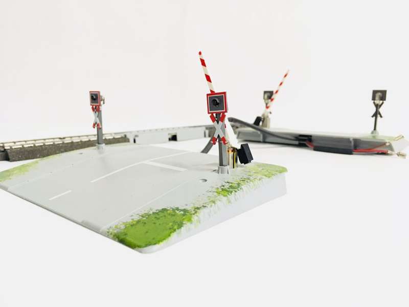 Märklin 74923 Fully Automatic Level Crossing with half-barriers - NEW