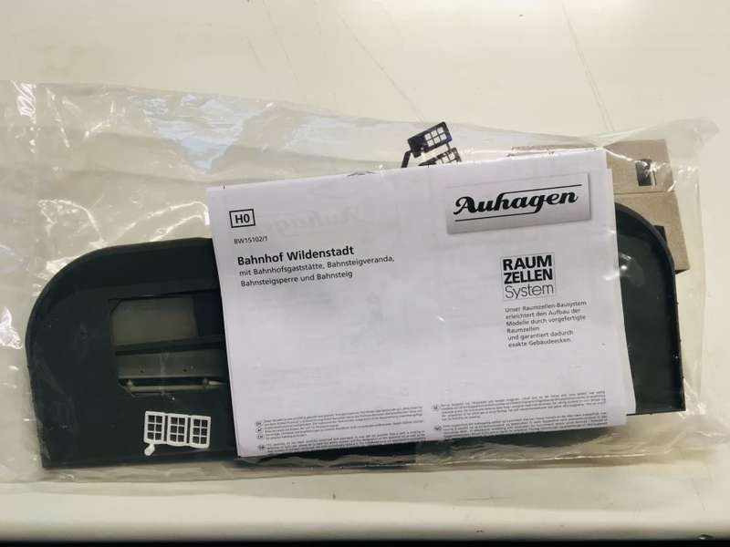 AUHAGEN HO STATION SET - NEW