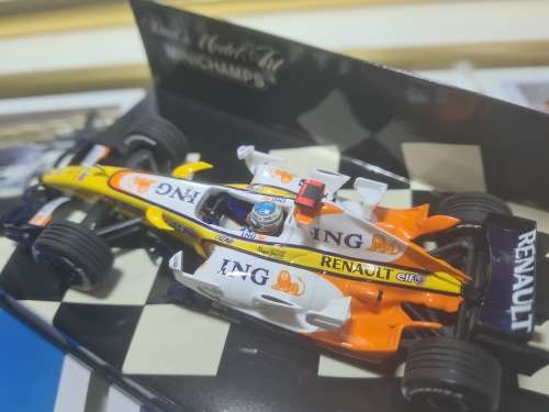 RENAULT F1 TEAM  SHOWCAR NO.5 2008 - 1:43 MINICHAMPS