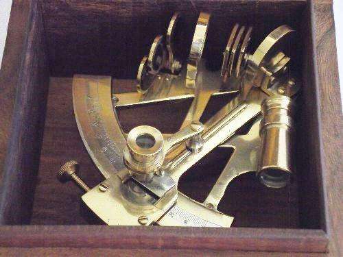 13CM BRASS SEXTANT IN WOODEN BOX