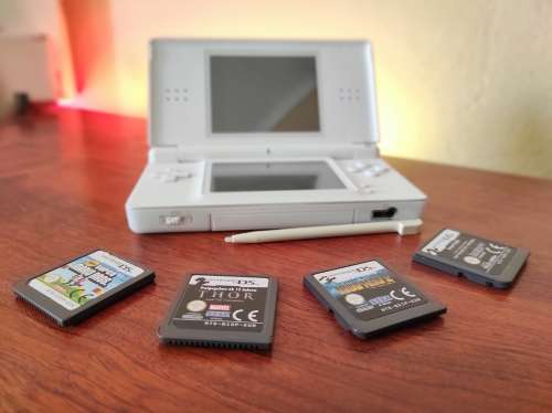 Nintendo ds lite (white) with 4 game cartridges