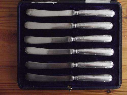 *** A Set of Victorian Hallmarked Butter Knives ***