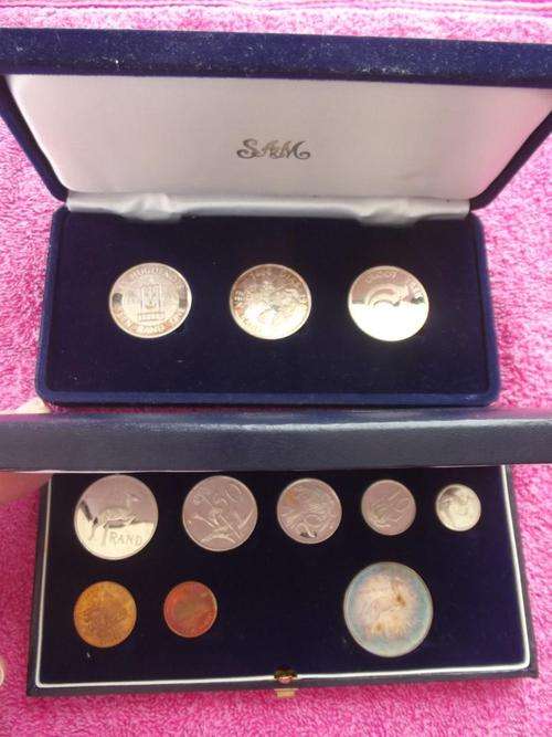 X2 SETS 1988 - One Short Proof Set  & One Com Set 3x S/RND