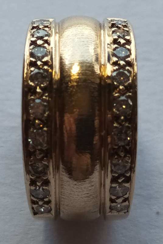 9ct gold ring with 18 round faceted diamonds