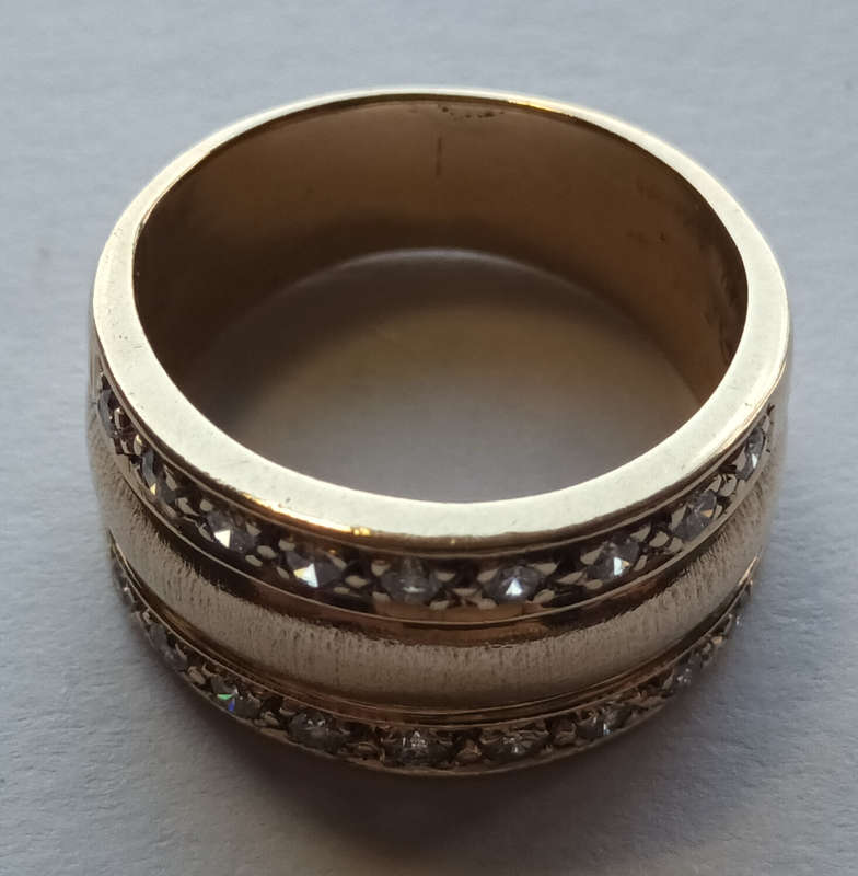 9ct gold ring with 18 round faceted diamonds
