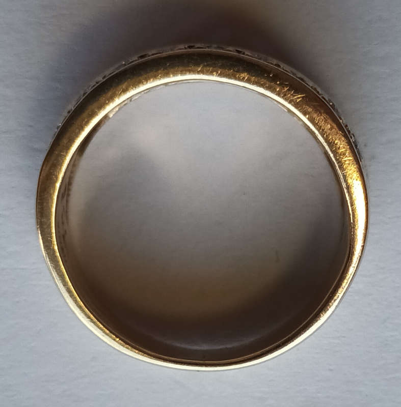 9ct gold ring with 18 round faceted diamonds