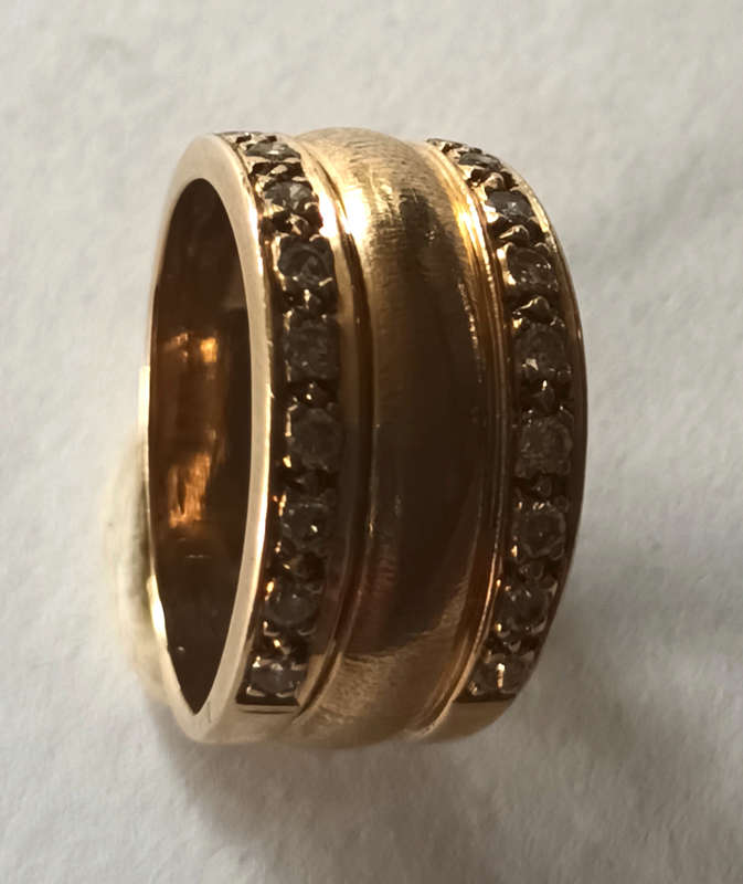 9ct gold ring with 18 round faceted diamonds