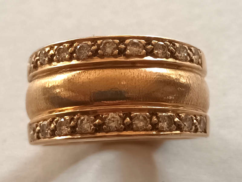 9ct gold ring with 18 round faceted diamonds