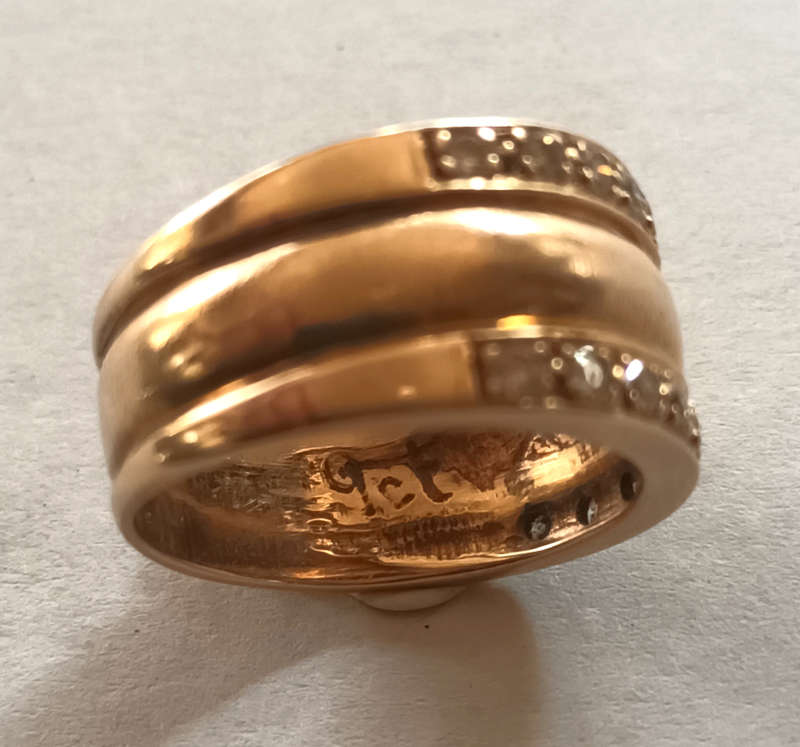 9ct gold ring with 18 round faceted diamonds