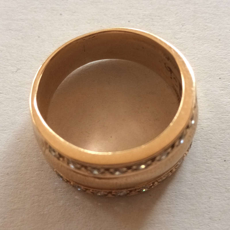 9ct gold ring with 18 round faceted diamonds