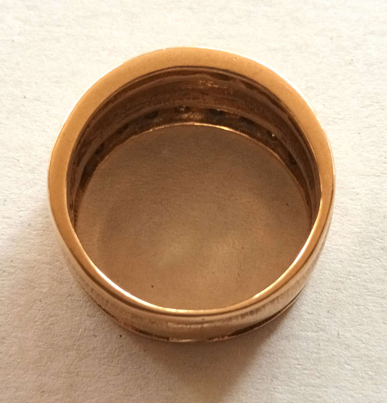 9ct gold ring with 18 round faceted diamonds