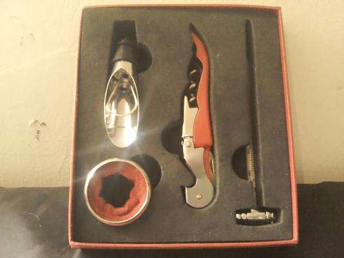 STUNNING WINE GIFT SET IN GIFT BOX, EXCELLENT GIFT FOR FATHERSDAY