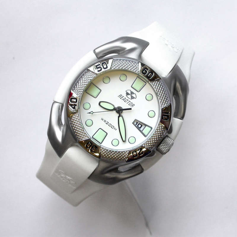 NEW $525 REACTOR 40MM WHITE DIAL SS 200M WR CURVEX STYLE RUBBER STRAP DIVE WATCH