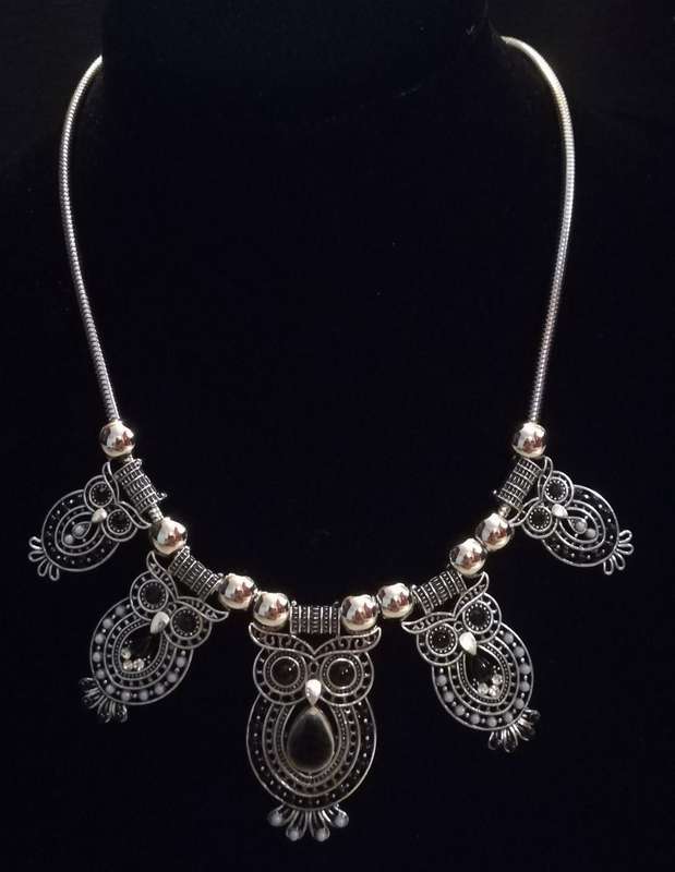 Boho Vintage Style Silver Necklace with Owl Design and Adjustable Chain - Black and Grey