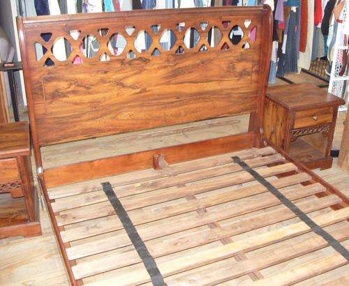Complete Queen Size Bedset with Front & Back and 2 Pedastals