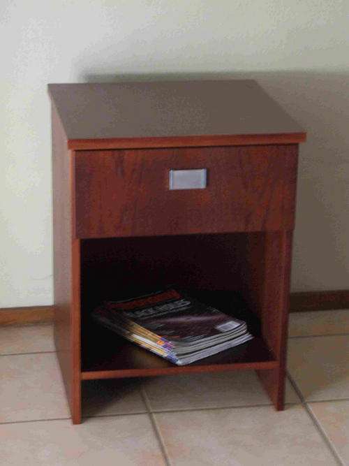 MAHOGANY BEDSIDE PEDESTAL.