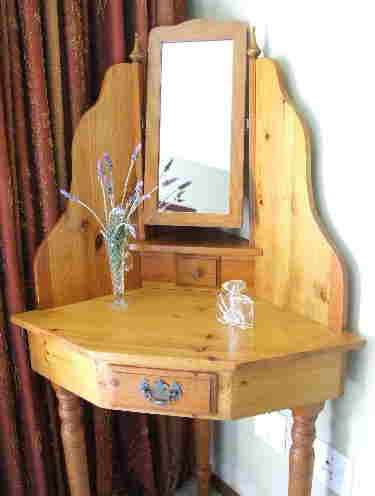 Corner dressing tablew