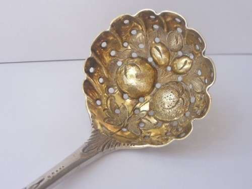 STUNNING VINTAGE SOLID STERLING SILVER SUGAR SIFTER