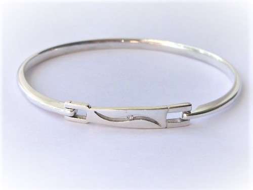 *Beautiful Solid 925 Sterling Silver Bangle*