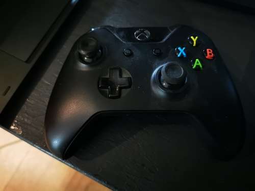 Xbox one 1.5TB + 4 controllers + 7 Games